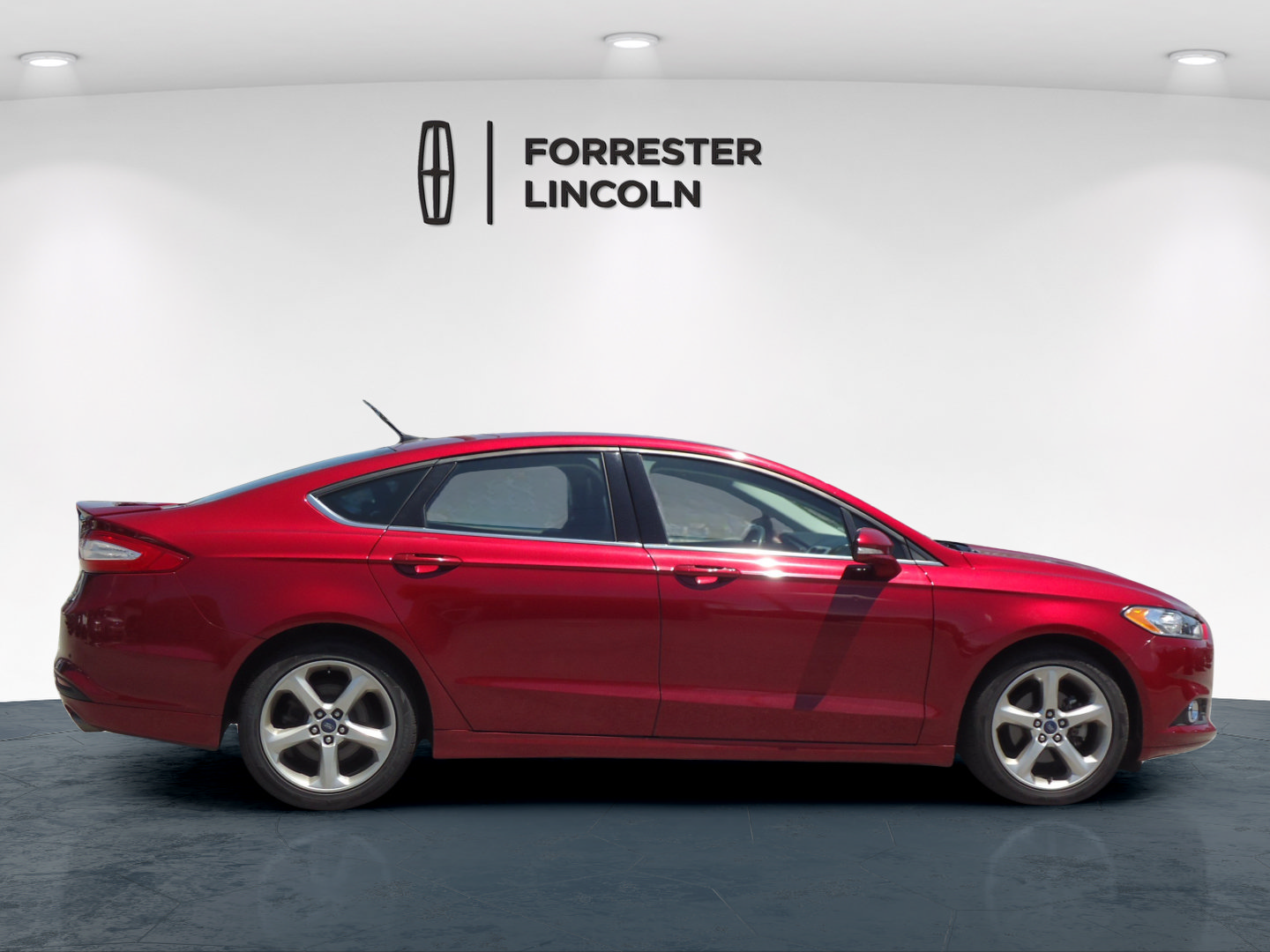 Used 2015 Ford Fusion SE FWD image 2