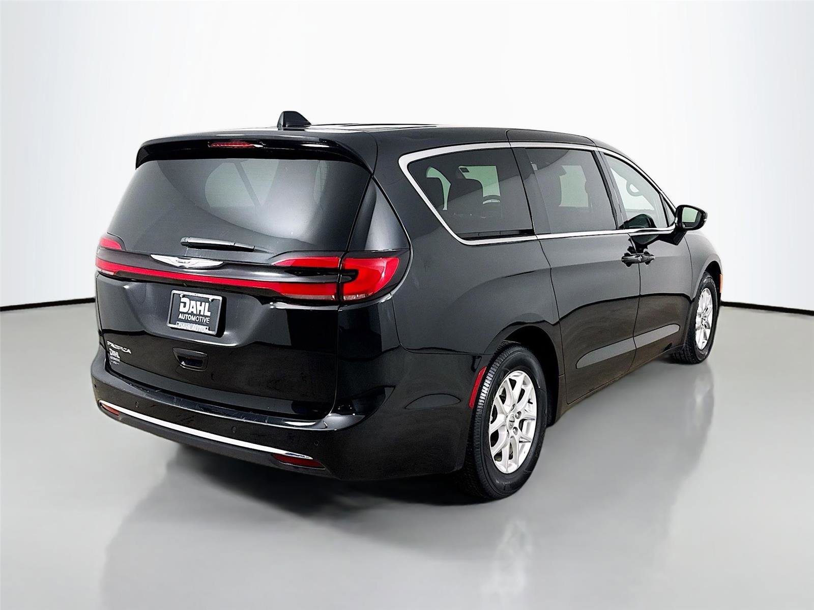 Used 2025 Chrysler Pacifica Select image 13