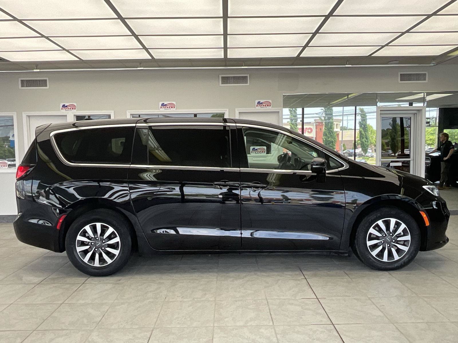 Used 2024 Chrysler Pacifica Limited FWD image 4