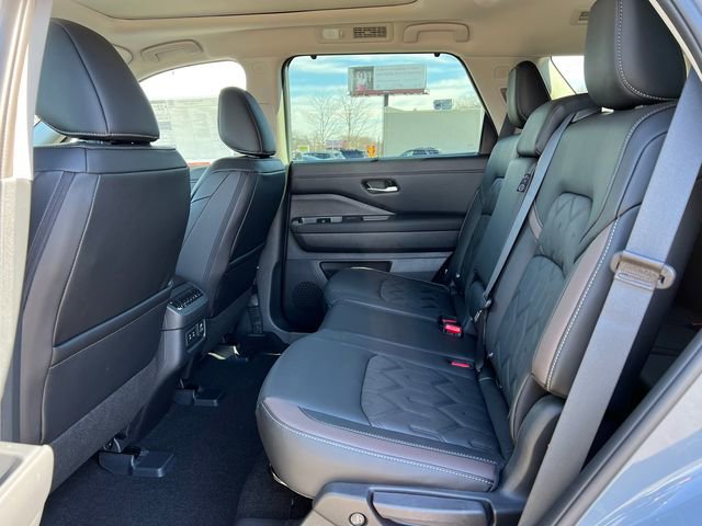 New 2026 Nissan Pathfinder Platinum image 4