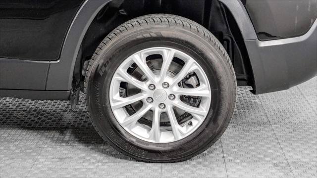 Used 2020 Jeep Cherokee Latitude AWD/4WD image 35