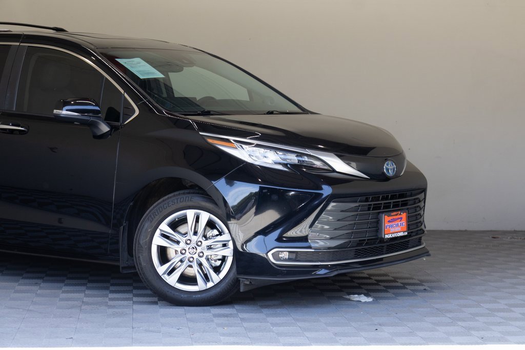Used 2024 Toyota Sienna Limited image 3