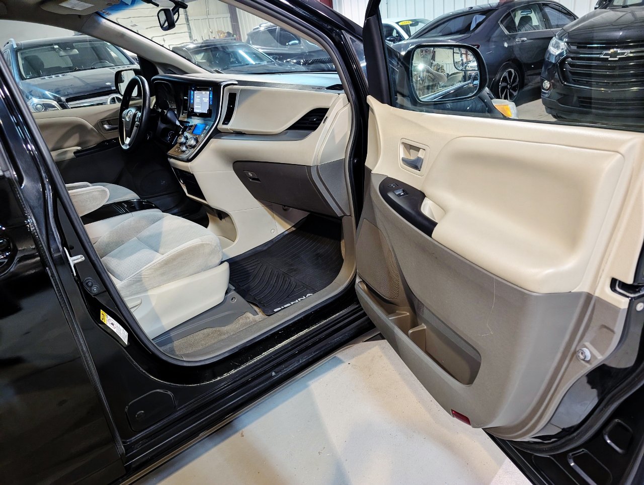 Used 2015 Toyota Sienna LE FWD image 29