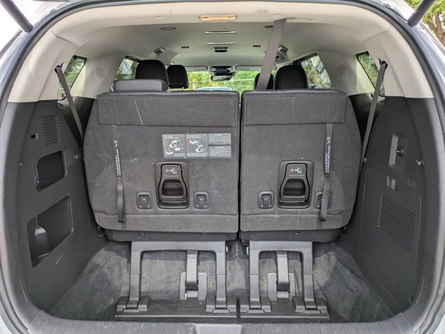 Used 2023 Kia Carnival EX image 6