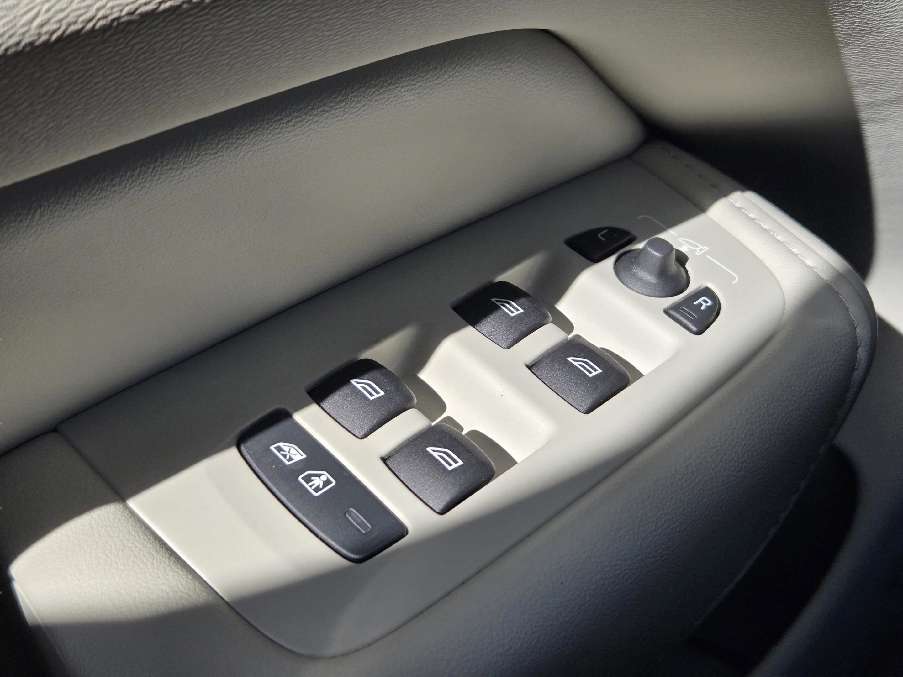 Used 2024 Volvo XC60 B5 Plus w/ Protection Package Premier image 32