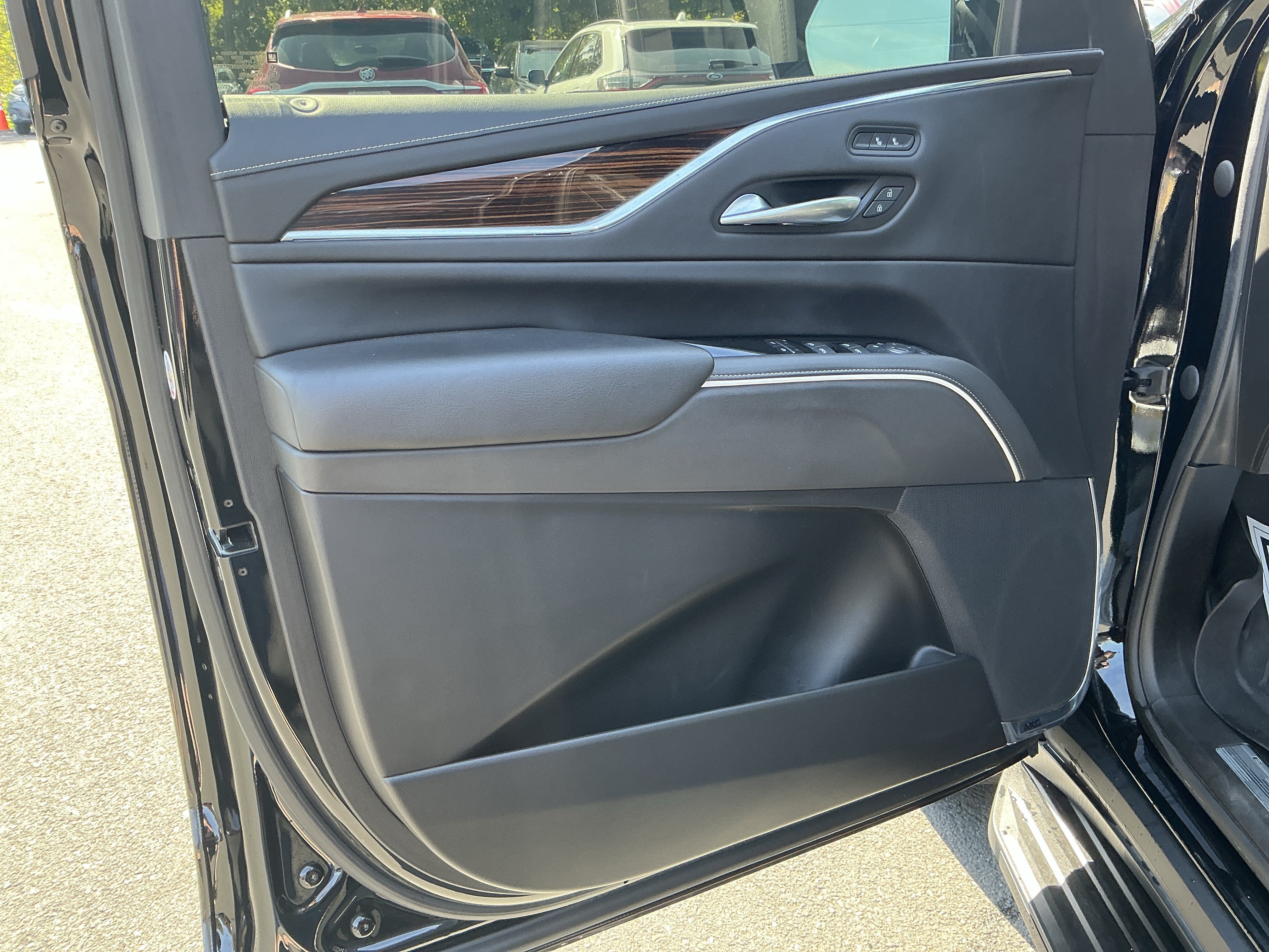Used 2022 Cadillac Escalade Luxury AWD/4WD image 16