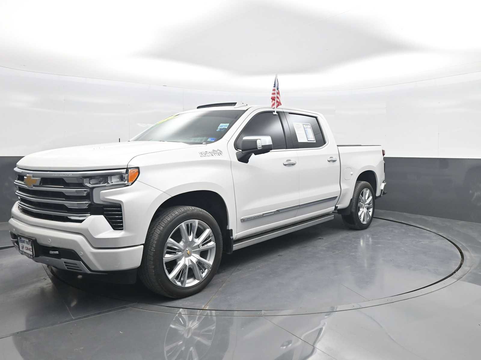 Used 2024 Chevrolet Silverado 1500 High Country w/ High Country Premium Package AWD/4WD image 4