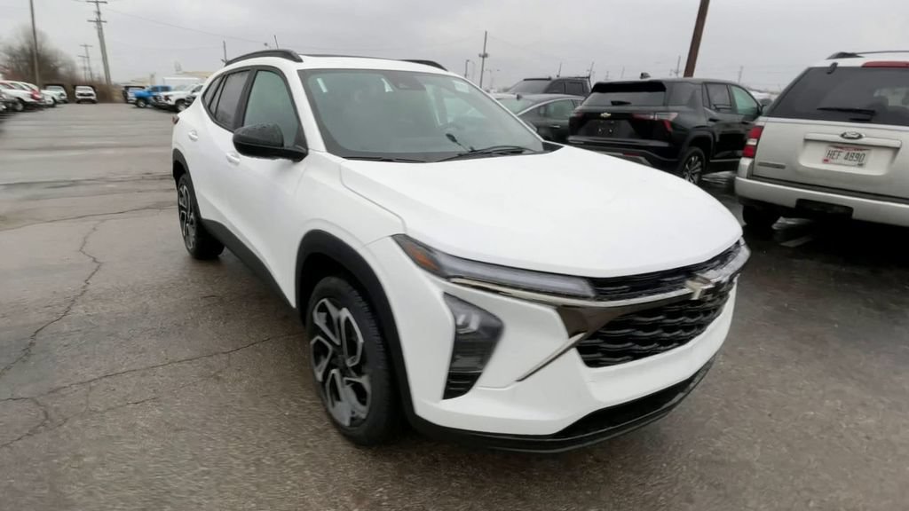 New 2026 Chevrolet Trax RS w/ Sunroof Package FWD image 4