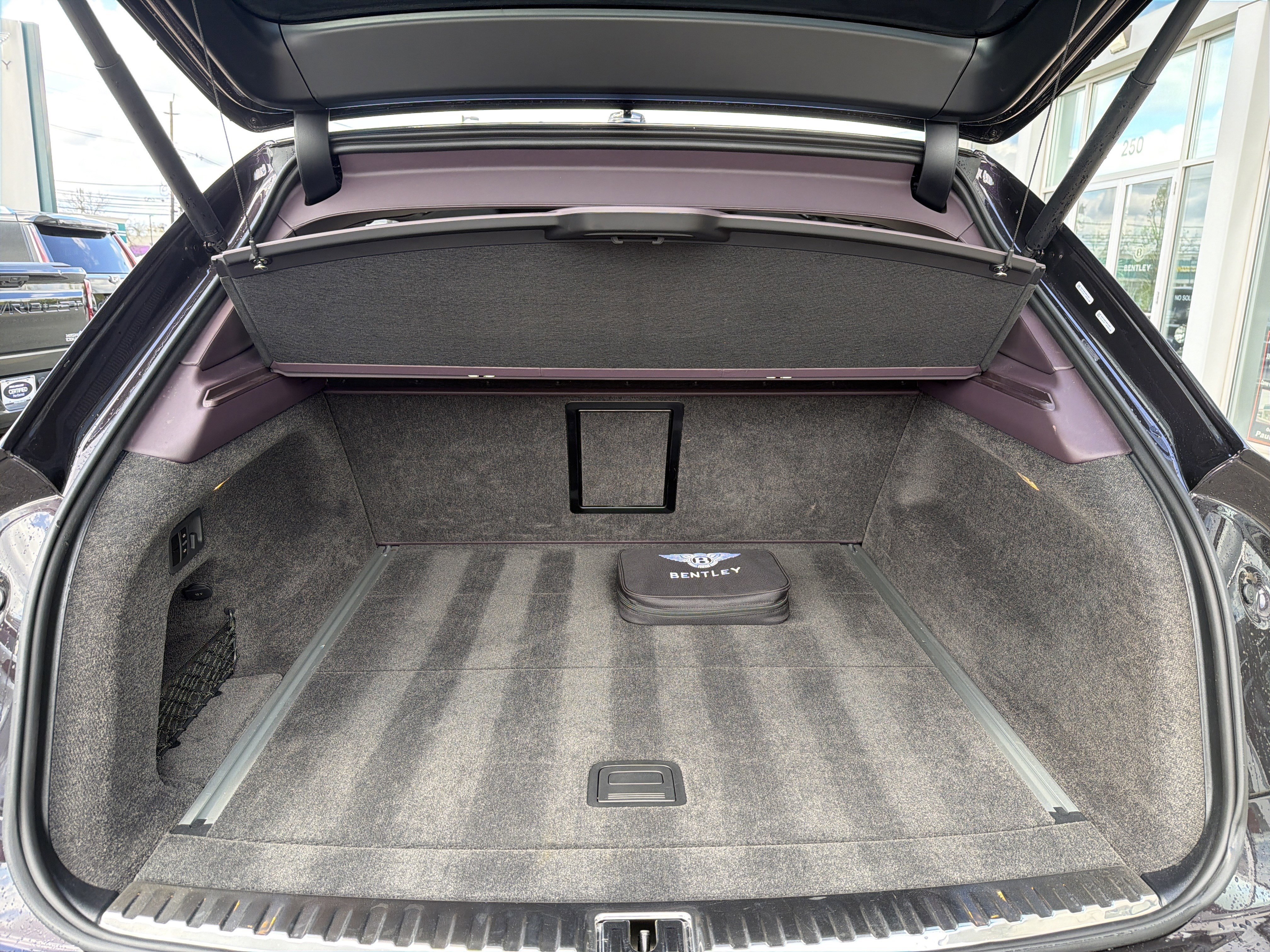 Used 2024 Bentley Bentayga Extended Wheelbase AWD/4WD image 28