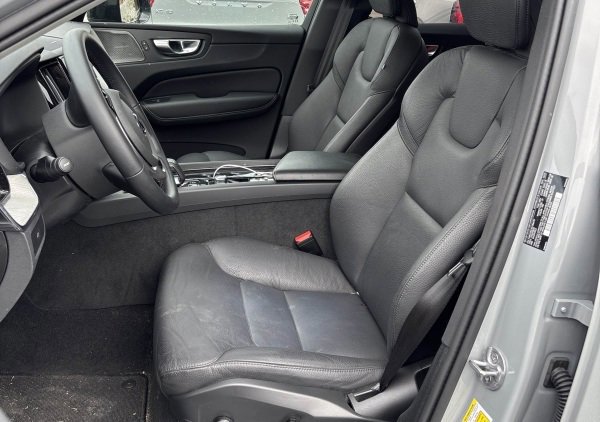 Used 2025 Volvo XC60 B5 Plus image 6