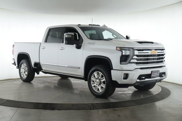 Used 2024 Chevrolet Silverado 2500 High Country w/ High Country Premium Package AWD/4WD image 2