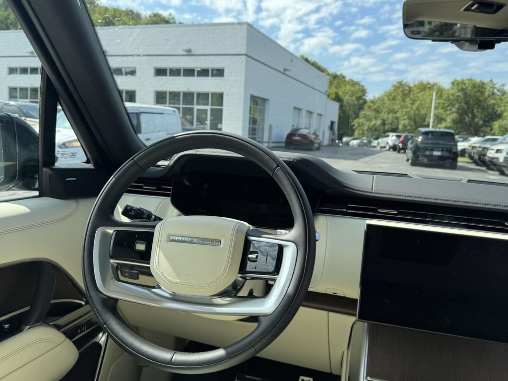 Certified 2025 Land Rover Range Rover SE AWD/4WD image 18