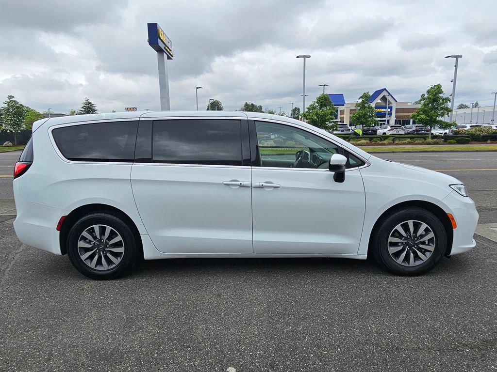 Used 2023 Chrysler Pacifica Touring-L FWD image 4