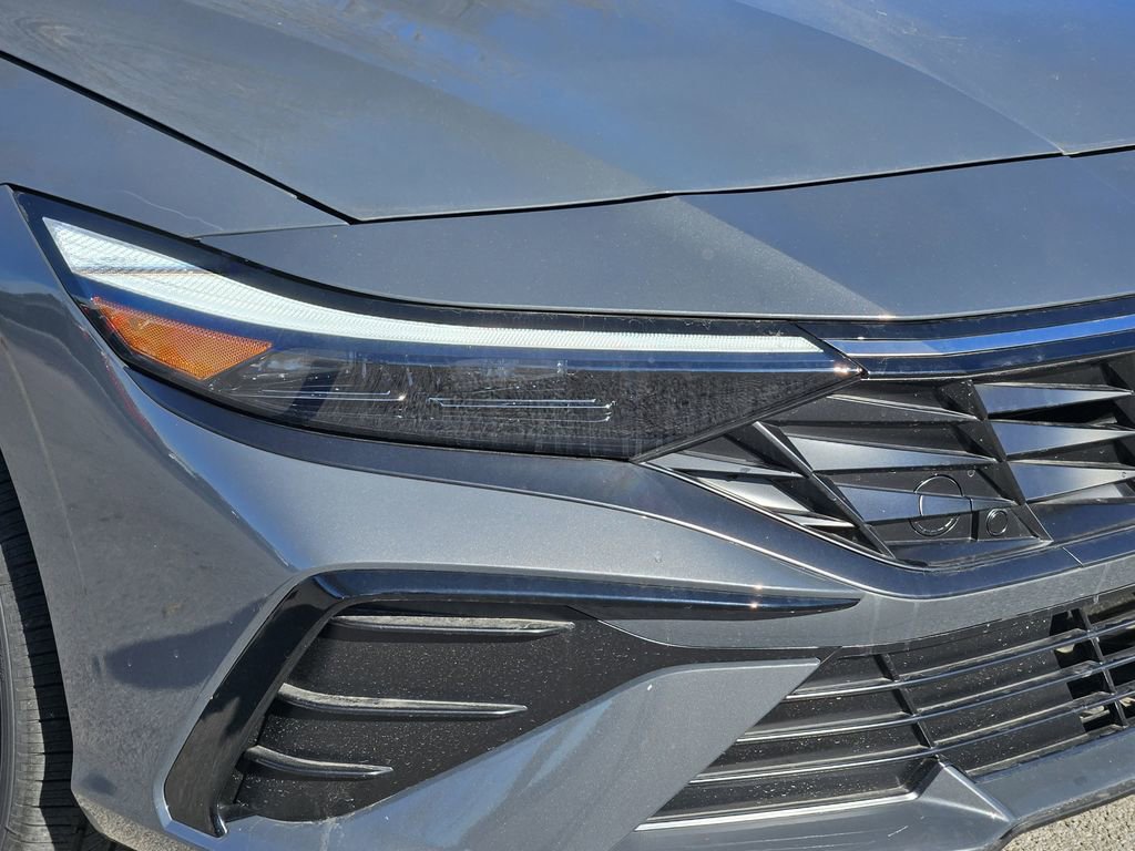 New 2025 Hyundai Elantra Limited FWD image 8