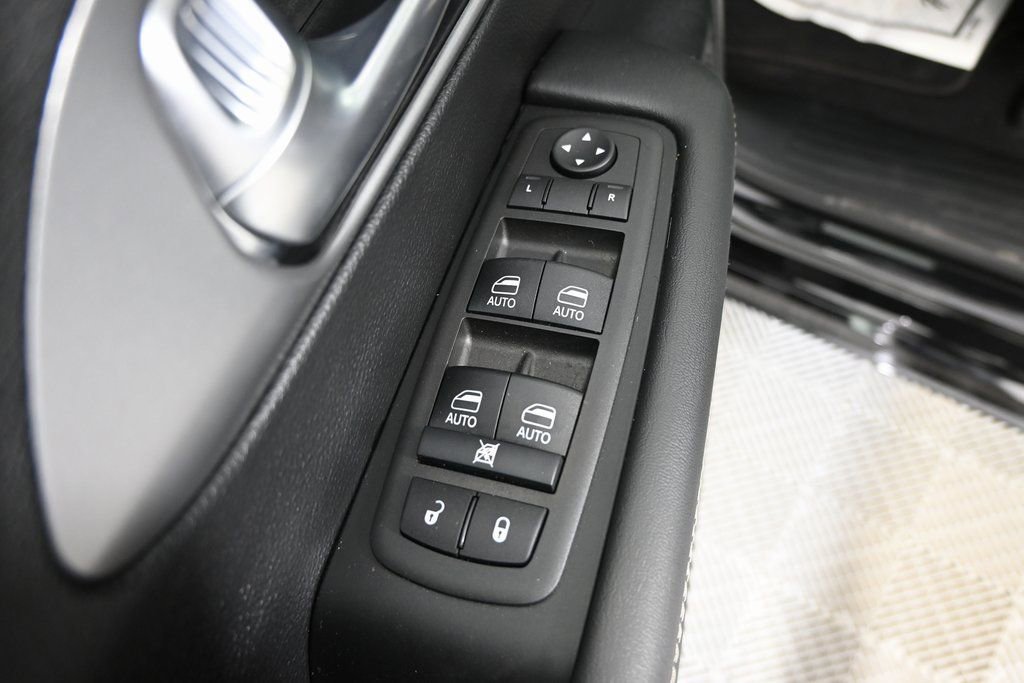 Used 2025 Chrysler Pacifica Select FWD image 19