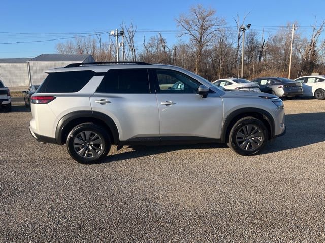 Used 2025 Nissan Pathfinder SV image 2