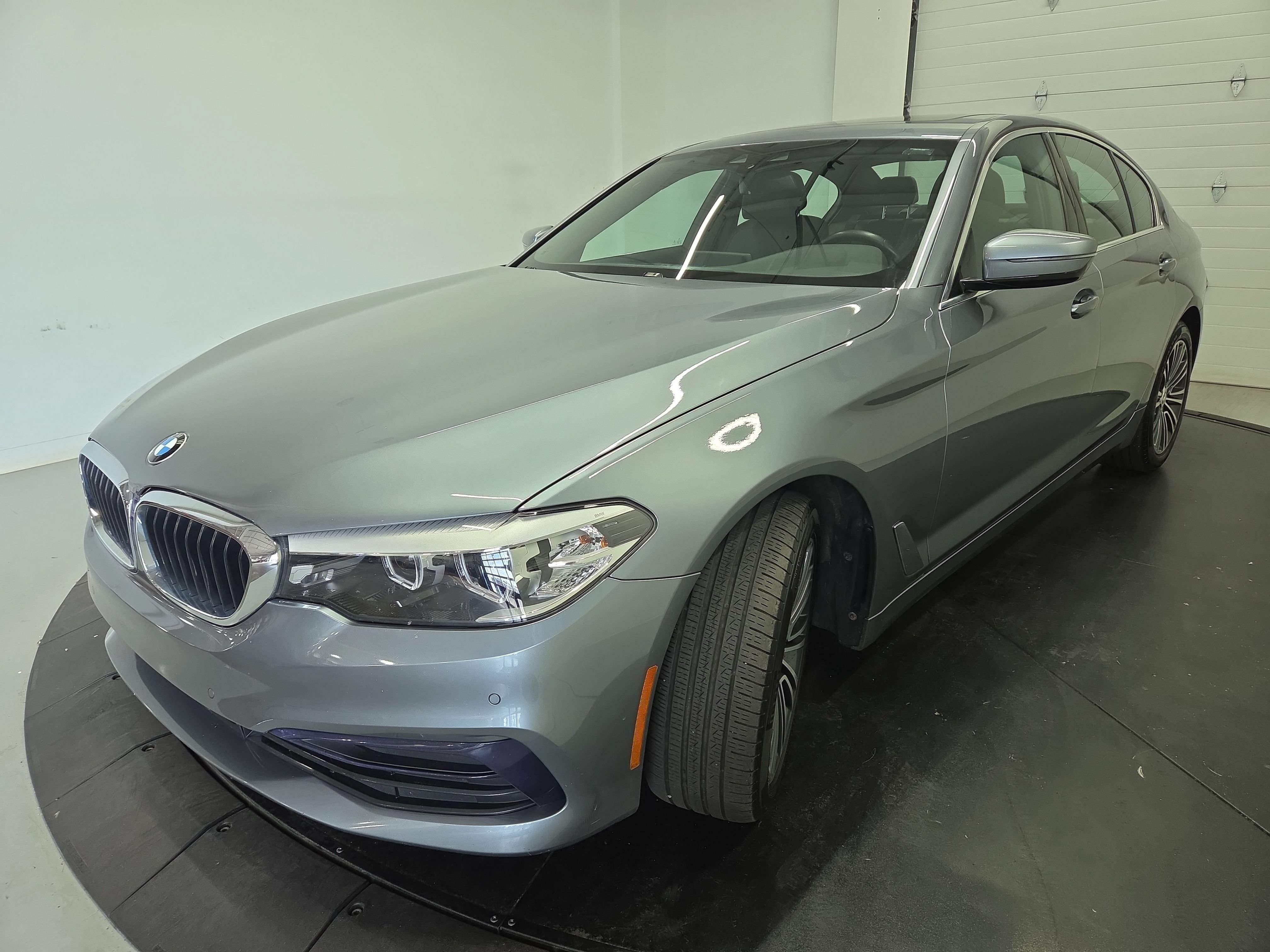 Used 2019 BMW 530i xDrive w/ Convenience Package AWD/4WD image 3