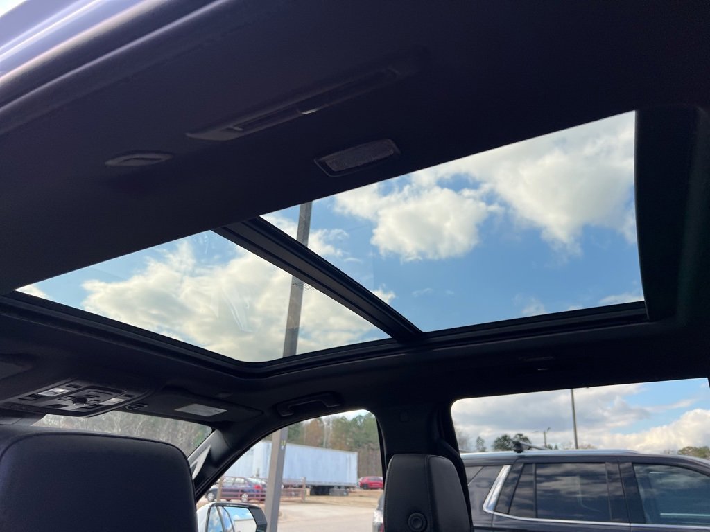 Used 2023 Chevrolet Suburban LT w/ Luxury Package image 2