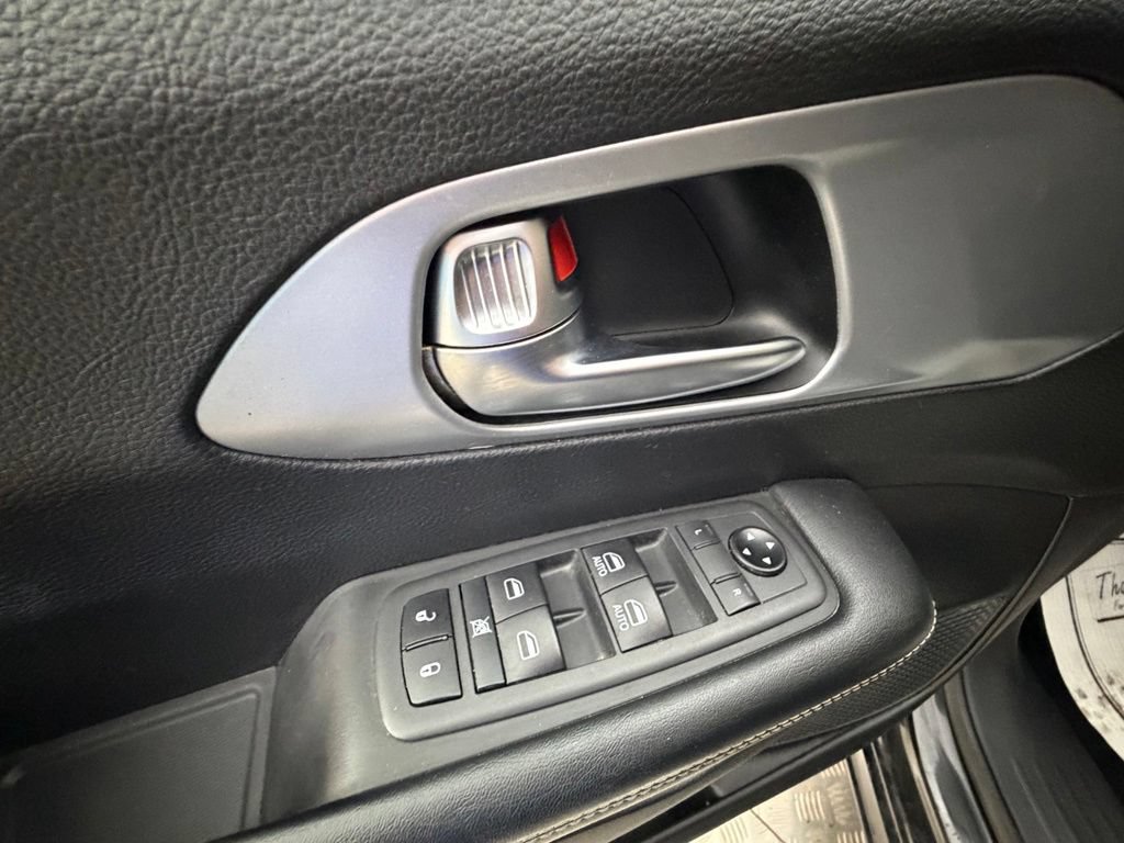 Used 2020 Chrysler Pacifica Touring-L w/ S Appearance Package FWD image 33