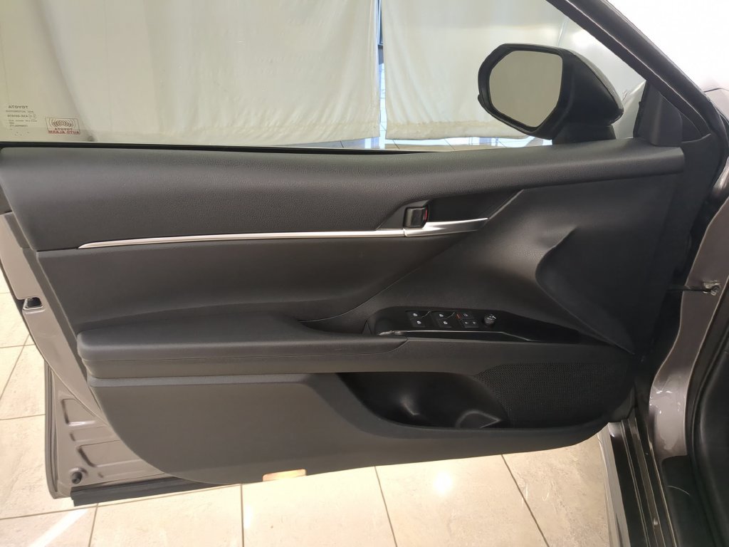 Used 2018 Toyota Camry SE w/ Moonroof Package FWD image 16