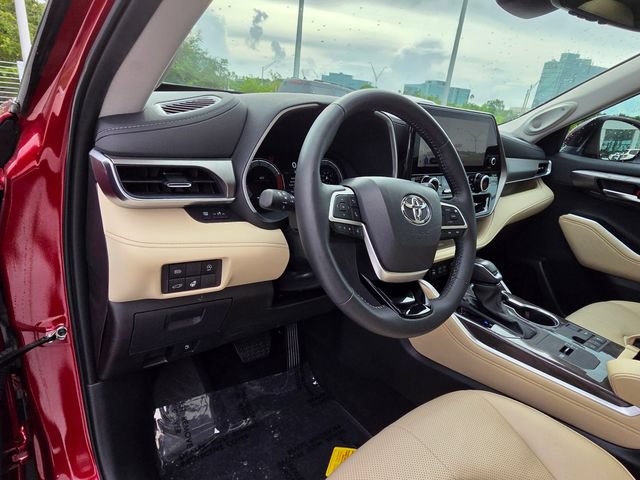 Used 2025 Toyota Highlander Limited FWD image 29