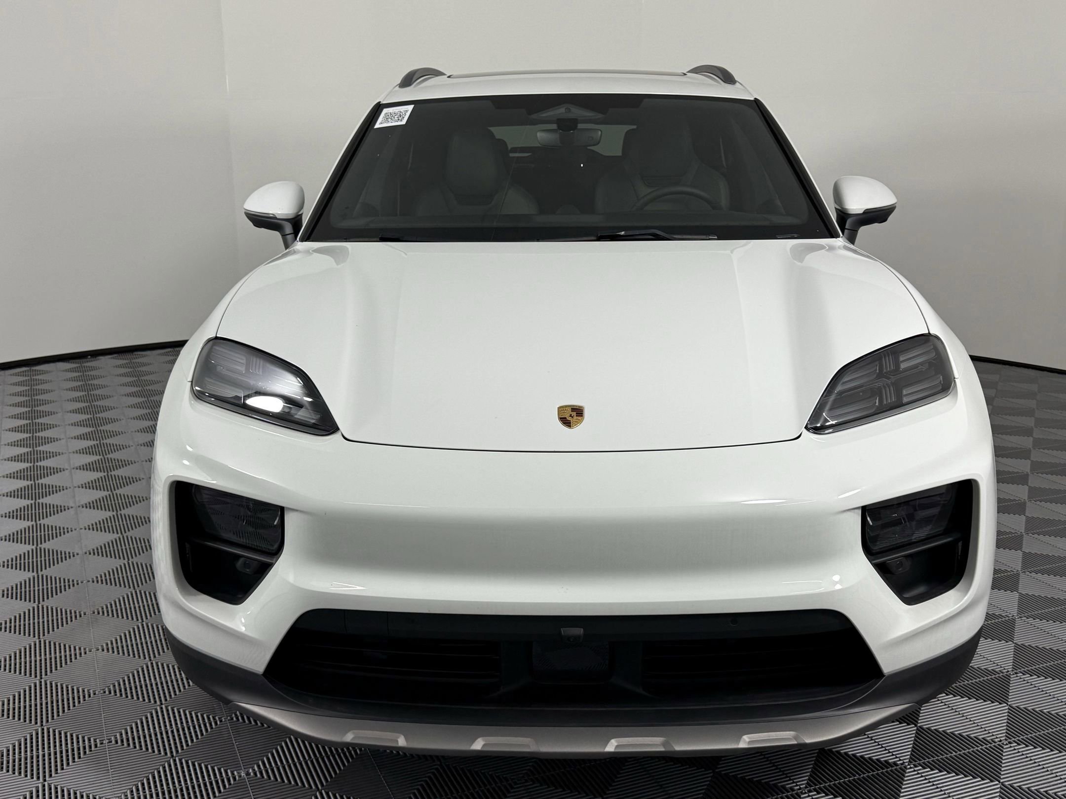 Certified 2025 Porsche Macan 4S Electric AWD/4WD image 6