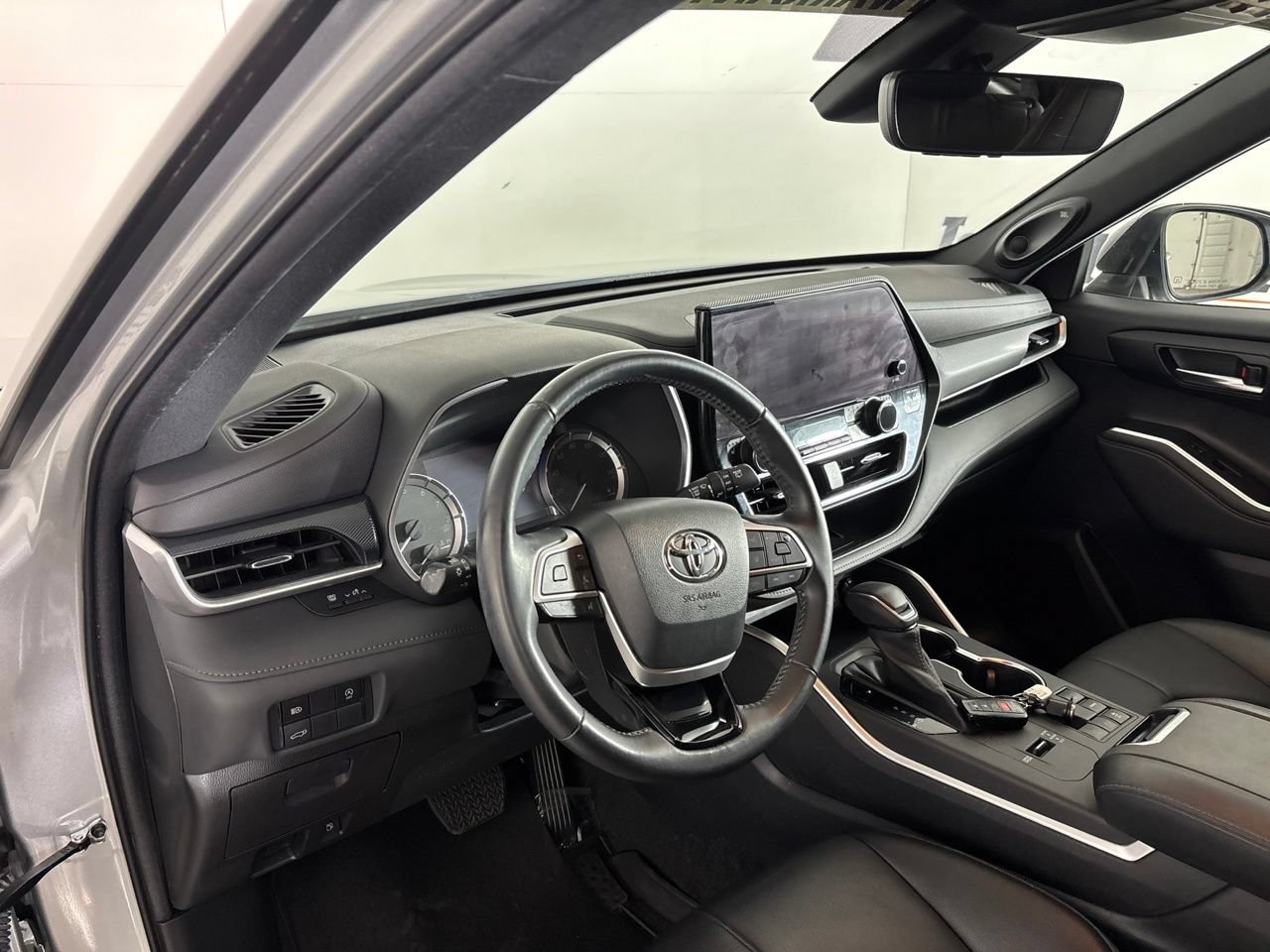 Used 2023 Toyota Highlander XSE FWD image 22