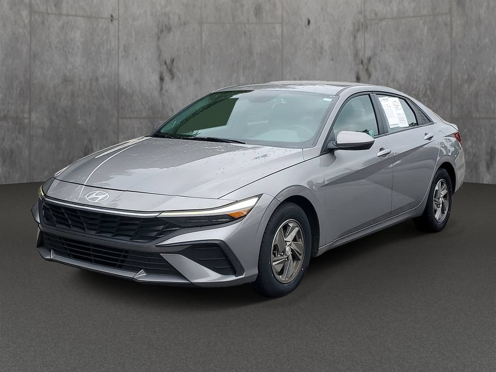Used 2025 Hyundai Elantra SE FWD image 3