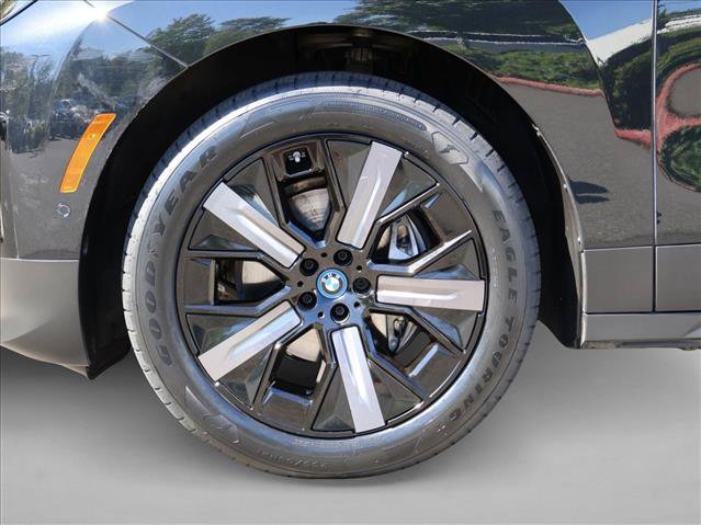 Used 2024 BMW iX xDrive50 w/ Premium Package AWD/4WD image 28