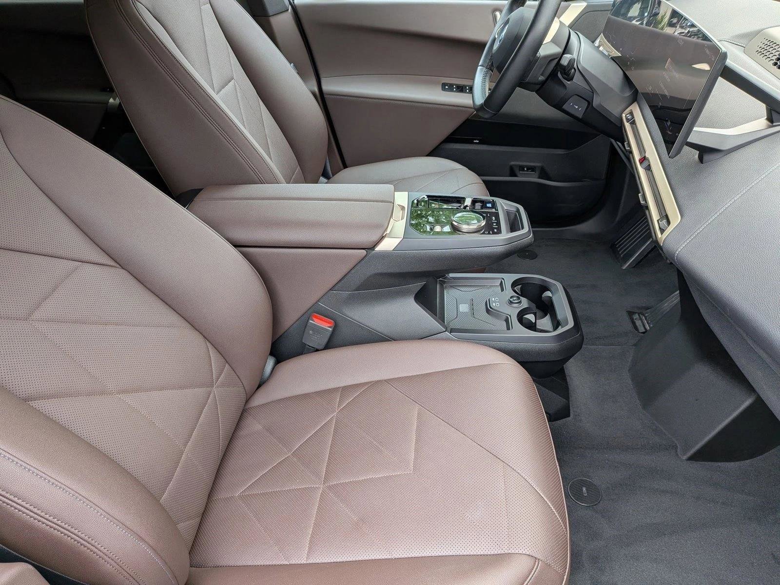 Certified 2022 BMW iX xDrive50 w/ Sport Package AWD/4WD image 22