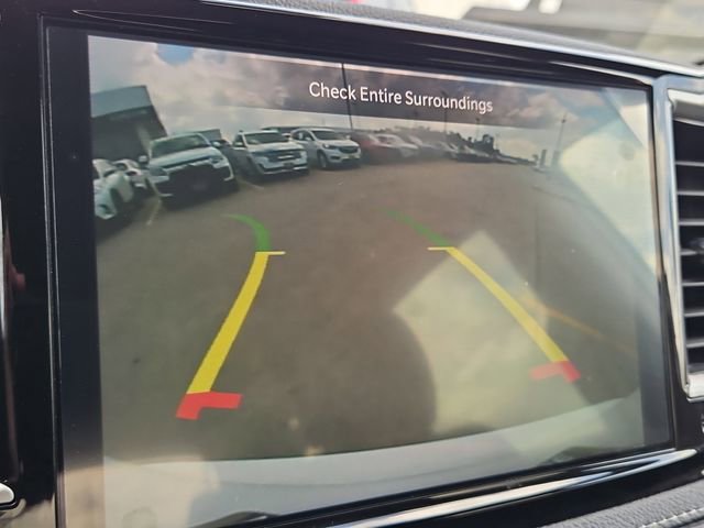 Used 2024 Chrysler Pacifica Touring-L image 2