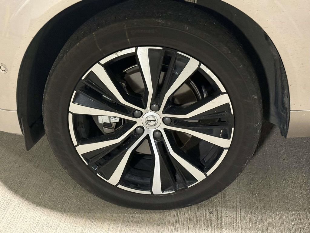 Used 2024 Volvo XC60 B5 Plus image 4