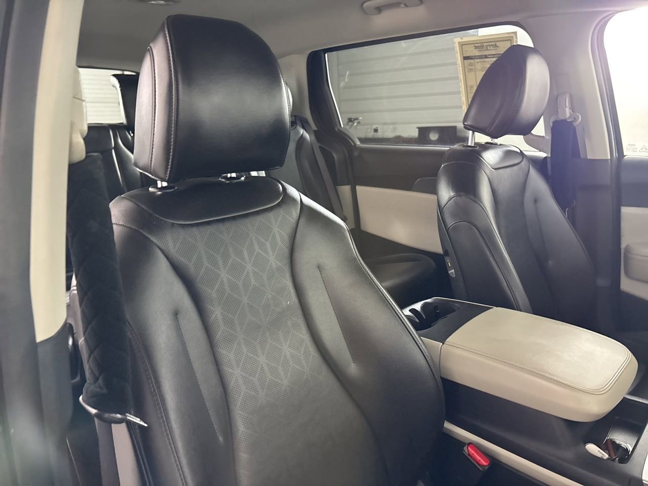 Used 2023 Kia Carnival LX image 23