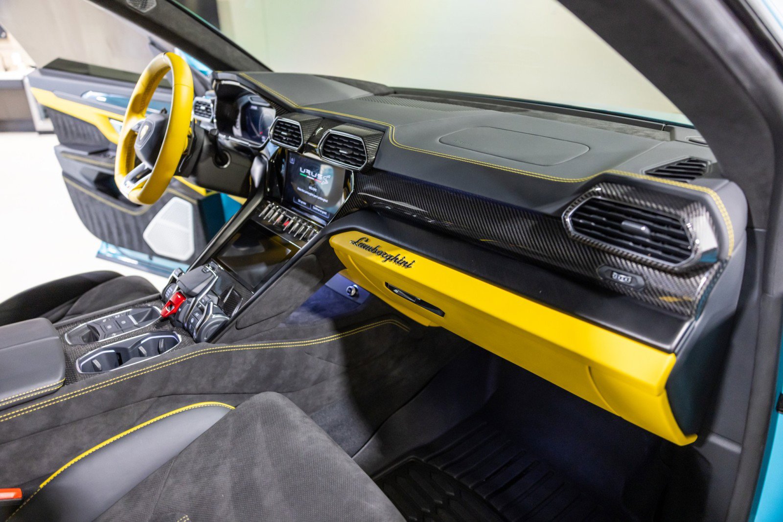 Used 2024 Lamborghini Urus S AWD/4WD image 31
