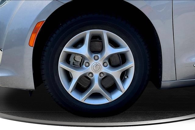Used 2020 Chrysler Pacifica Touring-L w/ Tire & Wheel Group FWD image 37