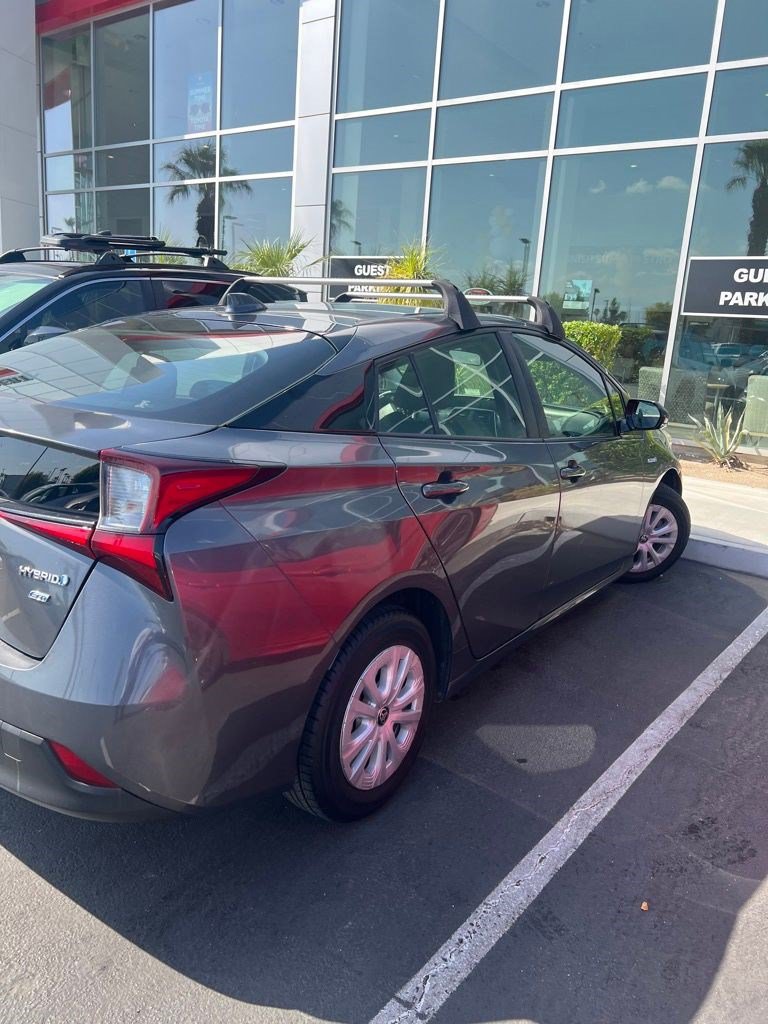 Used 2021 Toyota Prius L Eco FWD image 2