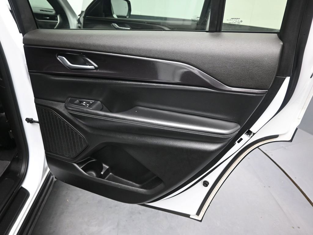 Used 2023 Jeep Grand Cherokee L Laredo image 19