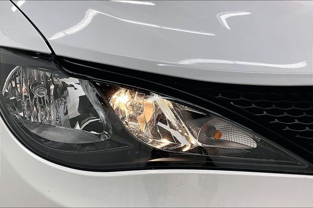 Used 2023 Chrysler Voyager LX image 31