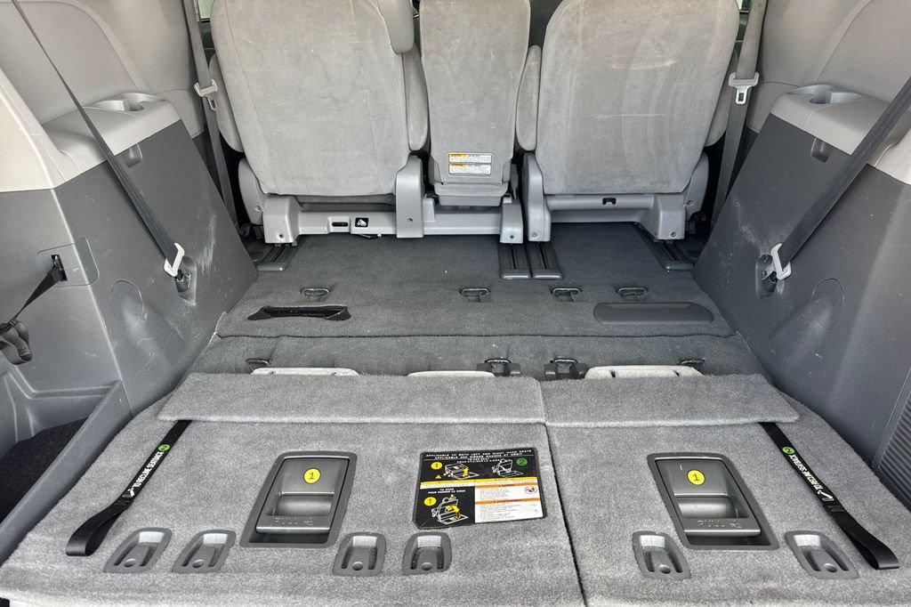 Used 2020 Toyota Sienna LE w/ LE Preferred Package FWD image 18