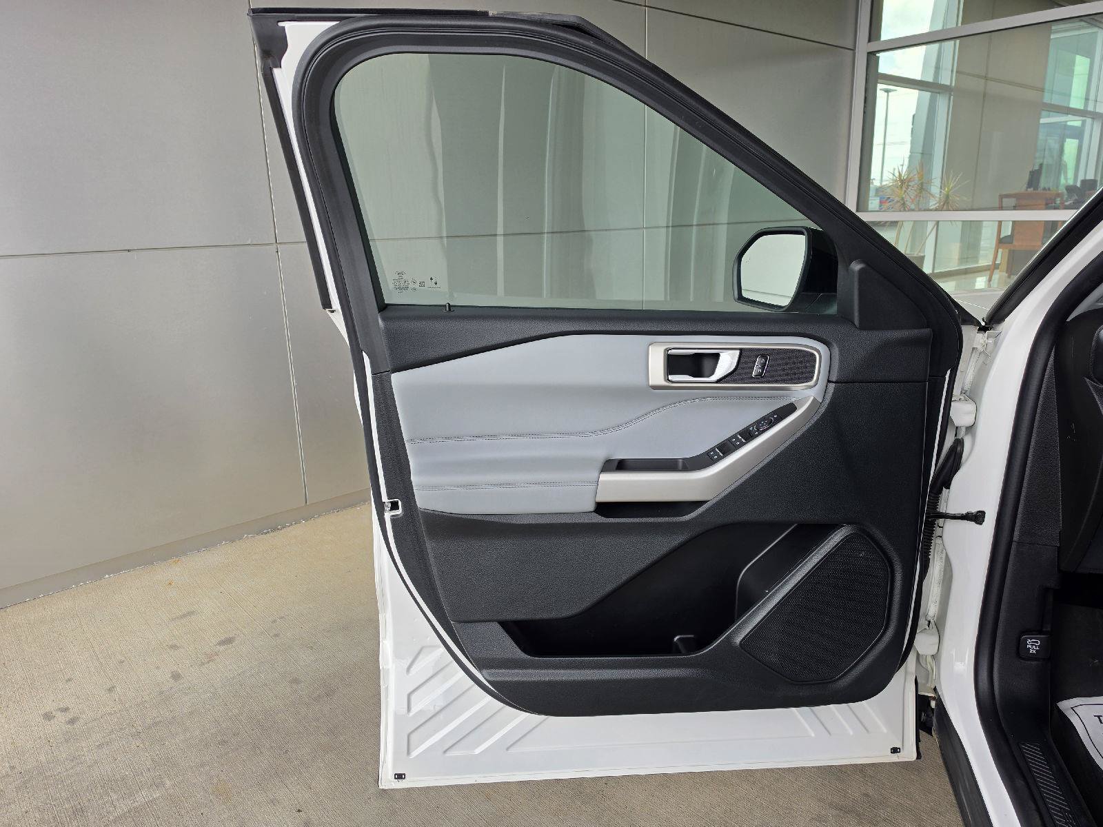Used 2023 Ford Explorer XLT w/ Equipment Group 202A AWD/4WD image 18