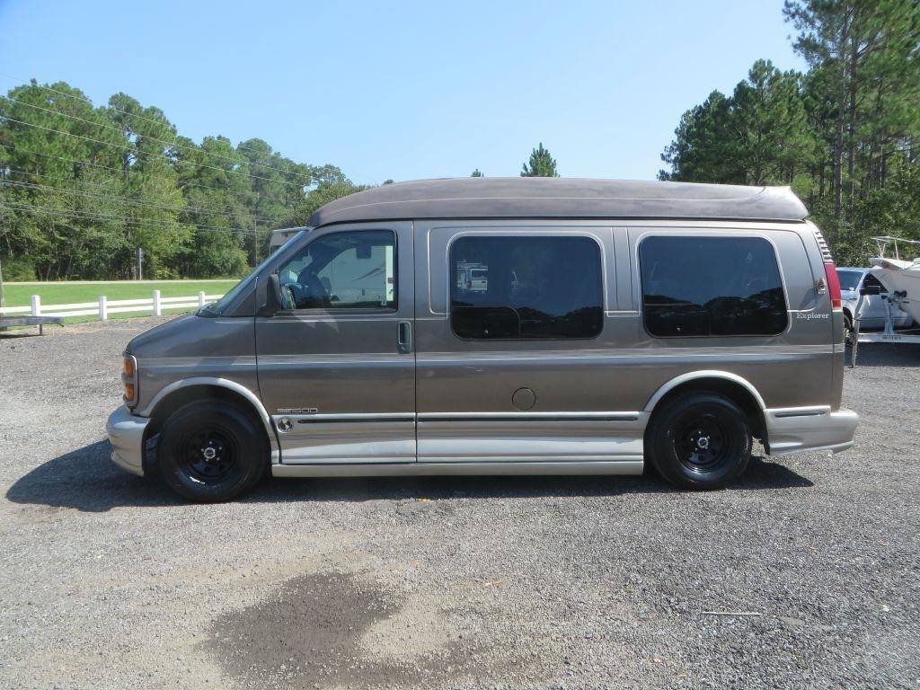 Used 2002 GMC Savana 1500 w/ SLE Marketing Option Pkg 3 RWD image 1