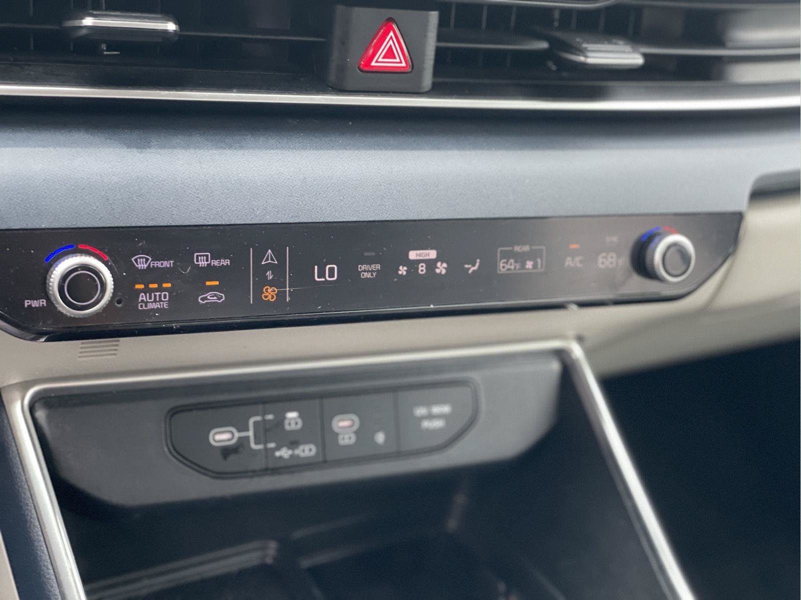 Used 2025 Kia Carnival EX FWD image 37