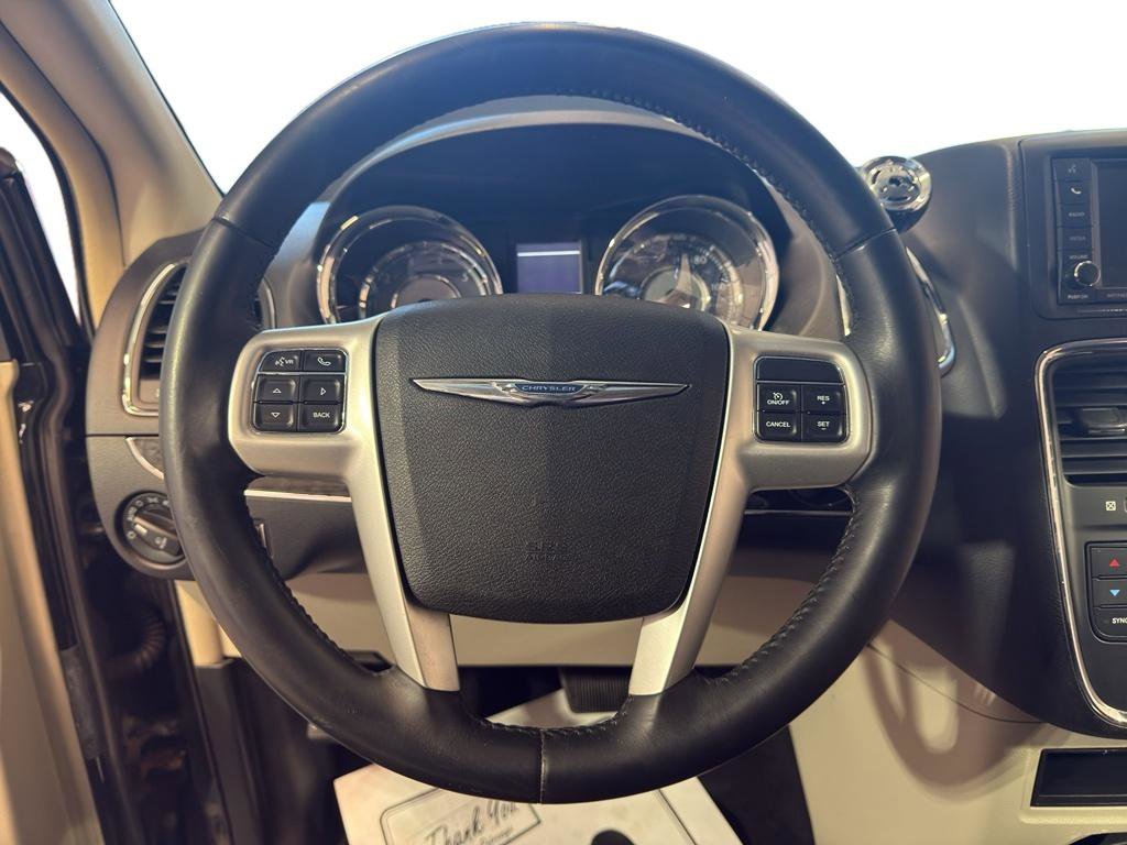 Used 2016 Chrysler Town & Country Touring FWD image 15