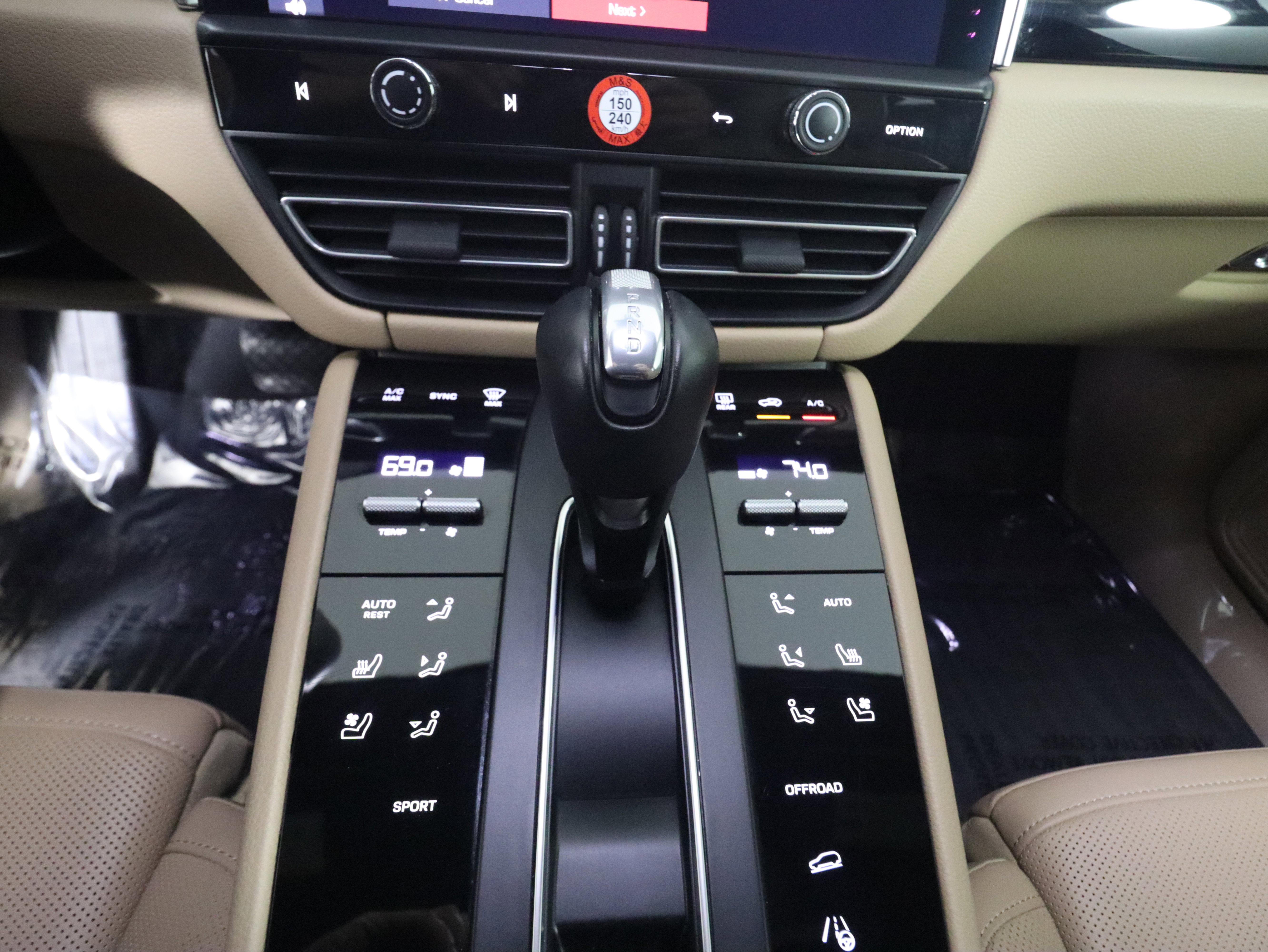 Used 2023 Porsche Macan image 18