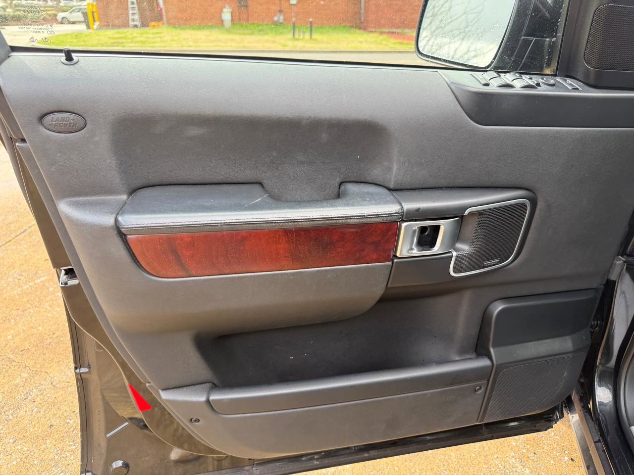 Used 2011 Land Rover Range Rover HSE image 11