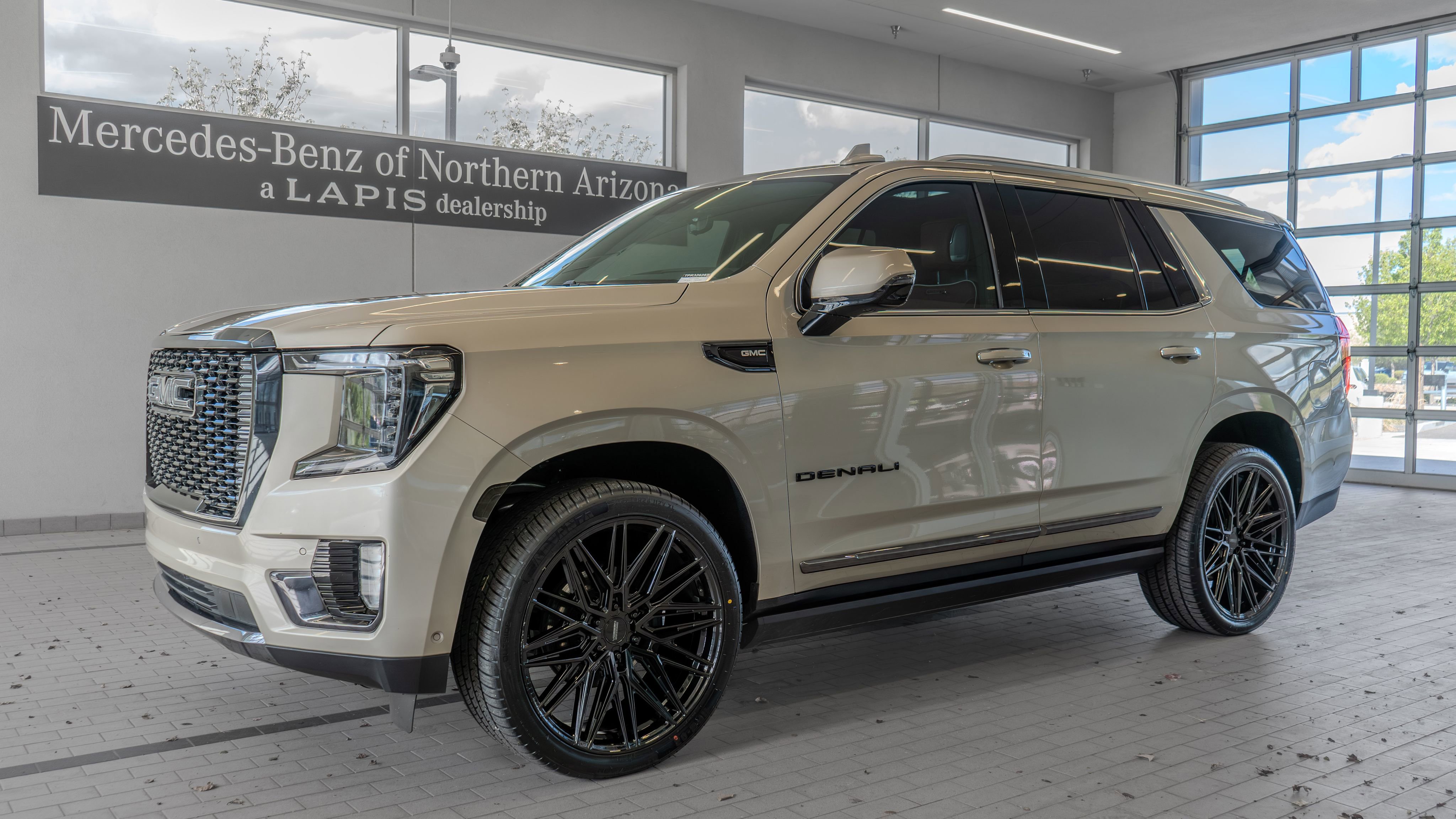 Used 2023 GMC Yukon Denali Ultimate image 3