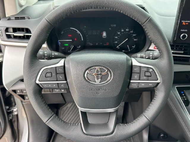 Used 2026 Toyota Sienna XLE FWD image 11