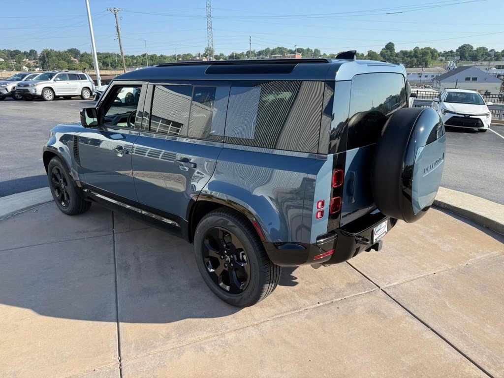 Used 2025 Land Rover Defender 110 X-Dynamic SE AWD/4WD image 10