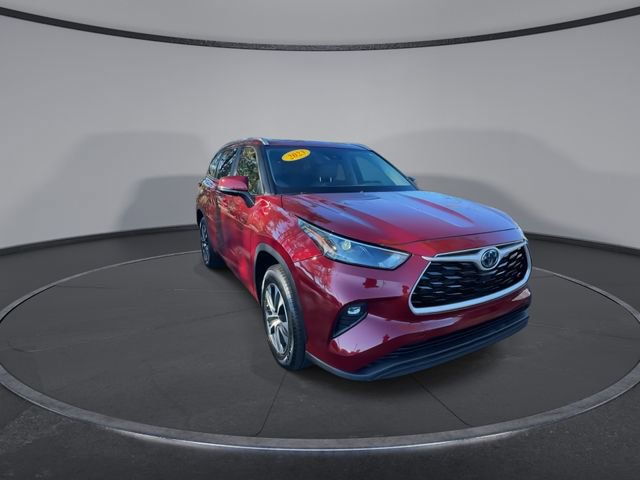 Used 2023 Toyota Highlander XLE image 3