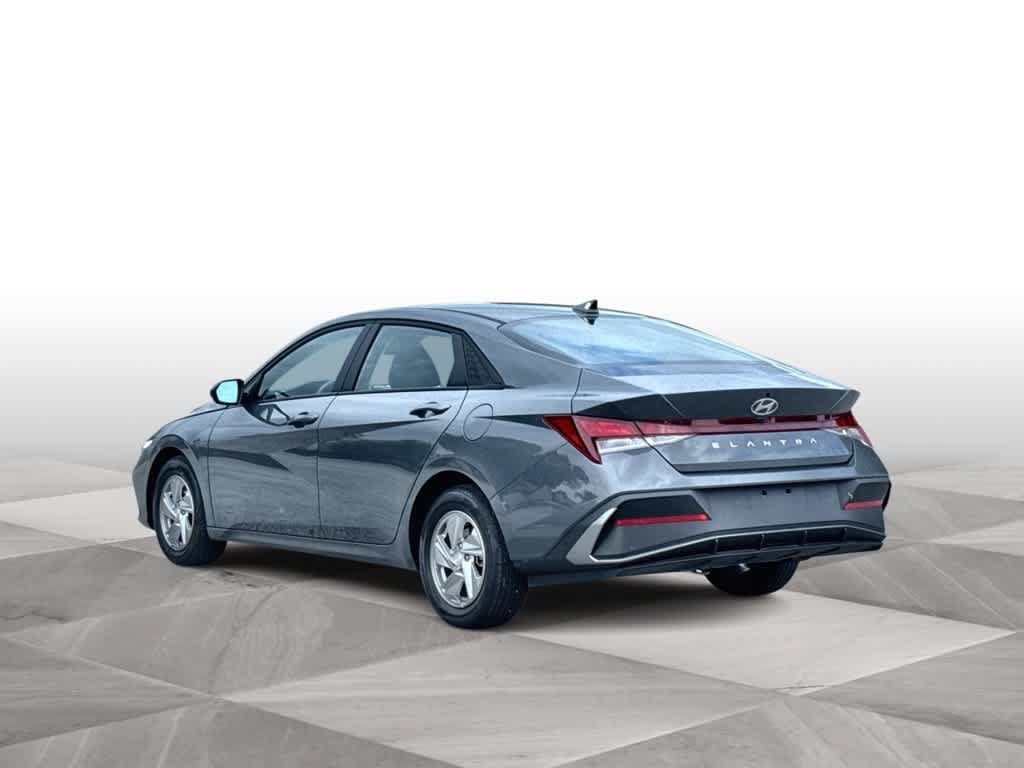 Used 2025 Hyundai Elantra SE FWD image 6